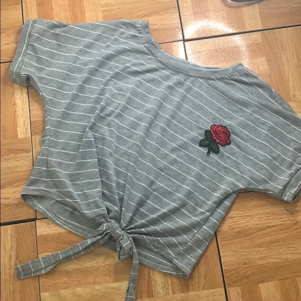 ⚠️LEAVING MY CLOSET SOON⚠️🌹Grey crop top🌹